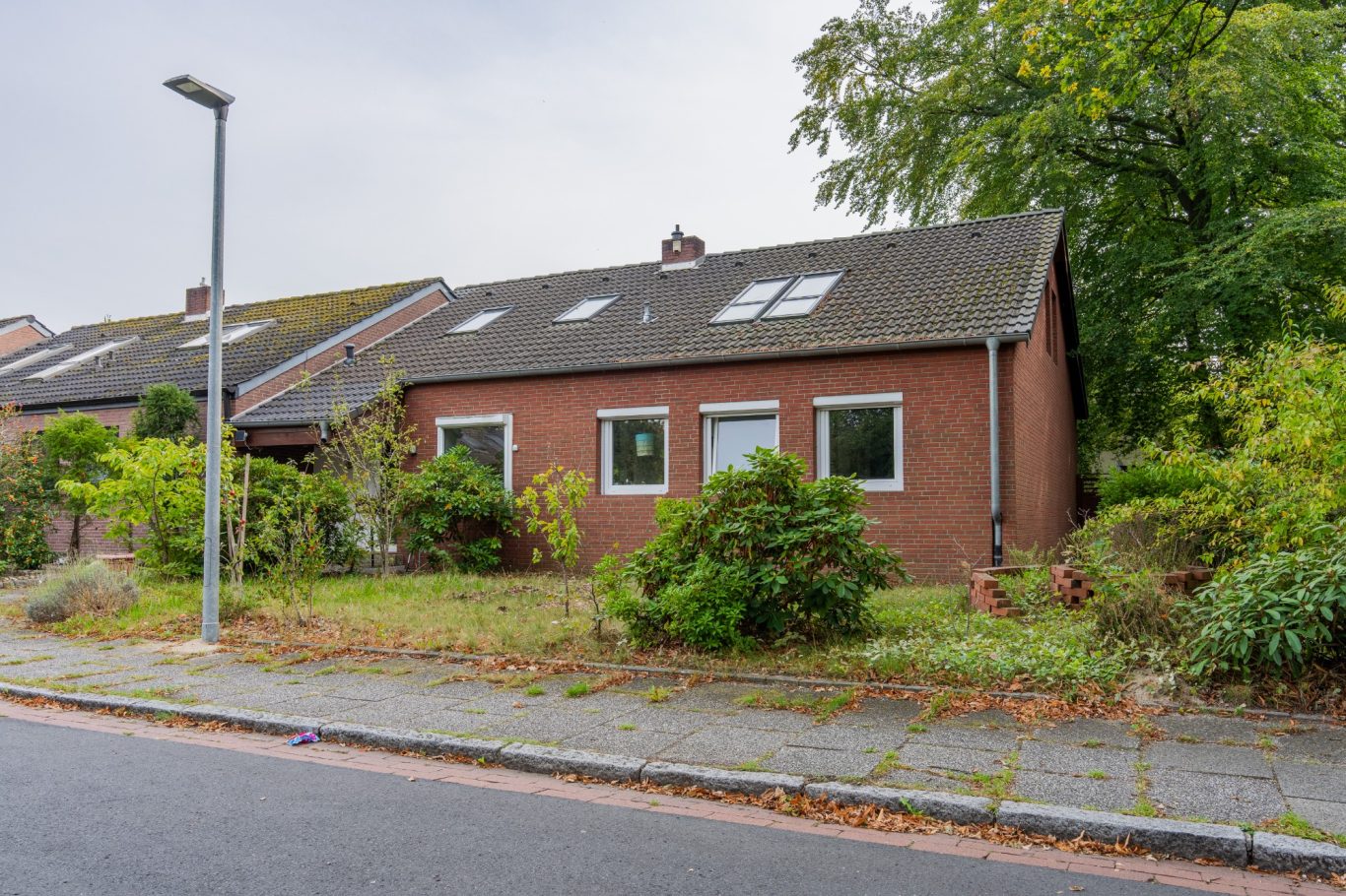 Immobilienfoto von außen einer verkaufsbereiten Immobilie Außenaufnahme eines verkaufsbereiten Hauses