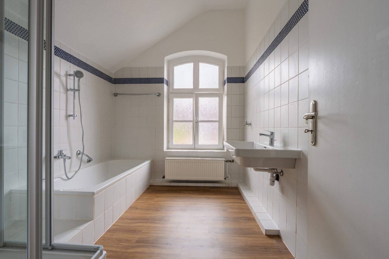 Immobilienfoto eines Badezimmers Foto eines Badezimmers einer verkaufsbereiten Wohnung