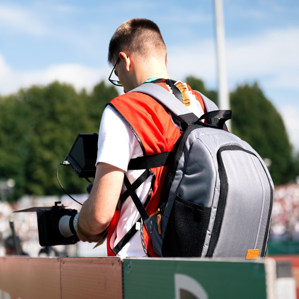 Profilbild Medienproduktion Leon Frick Leon Frick Medienproduktion mit einer Kamera in der Hand beim DFB Pokalspiel