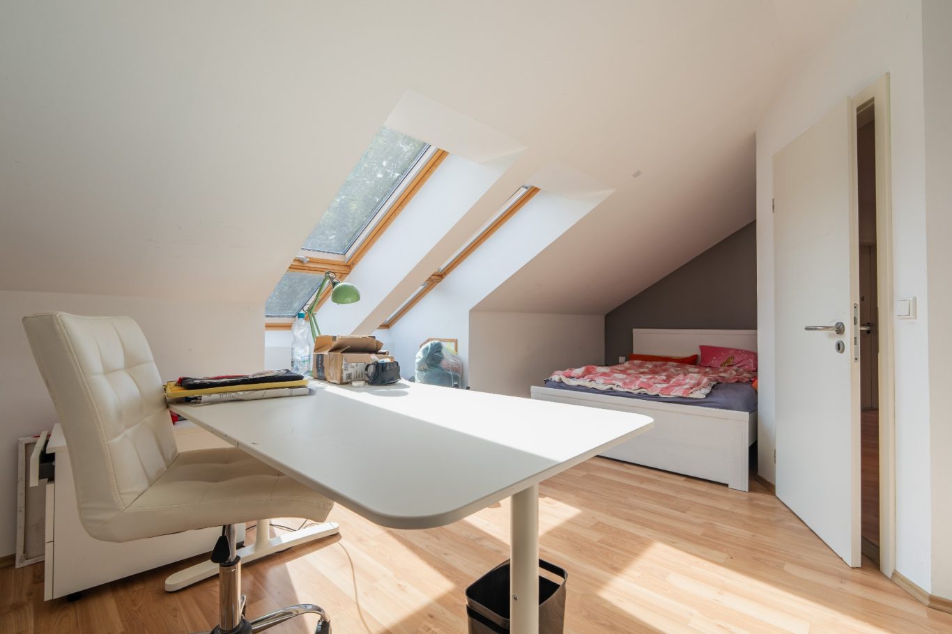 Immobilienfoto eines Zimmers Interieurfoto eines Zimmers einer verkaufsbereiten Wohnung