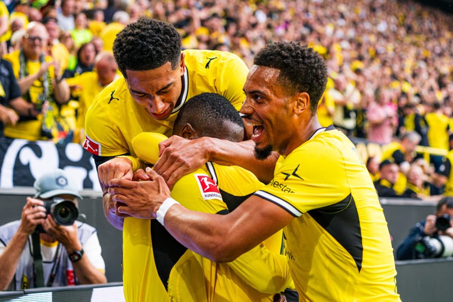 Borussia Dortmund Mannschaftsjubel Felix Nmecha, Jobe Bellingham und Serhou Guirassy jubeln nach einem Tor für den BVB