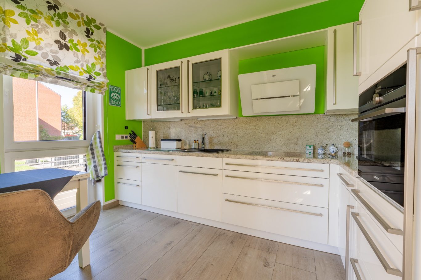 Immobilienfoto einer Küche Foto einer Küche einer verkaufsbereiten Wohnung