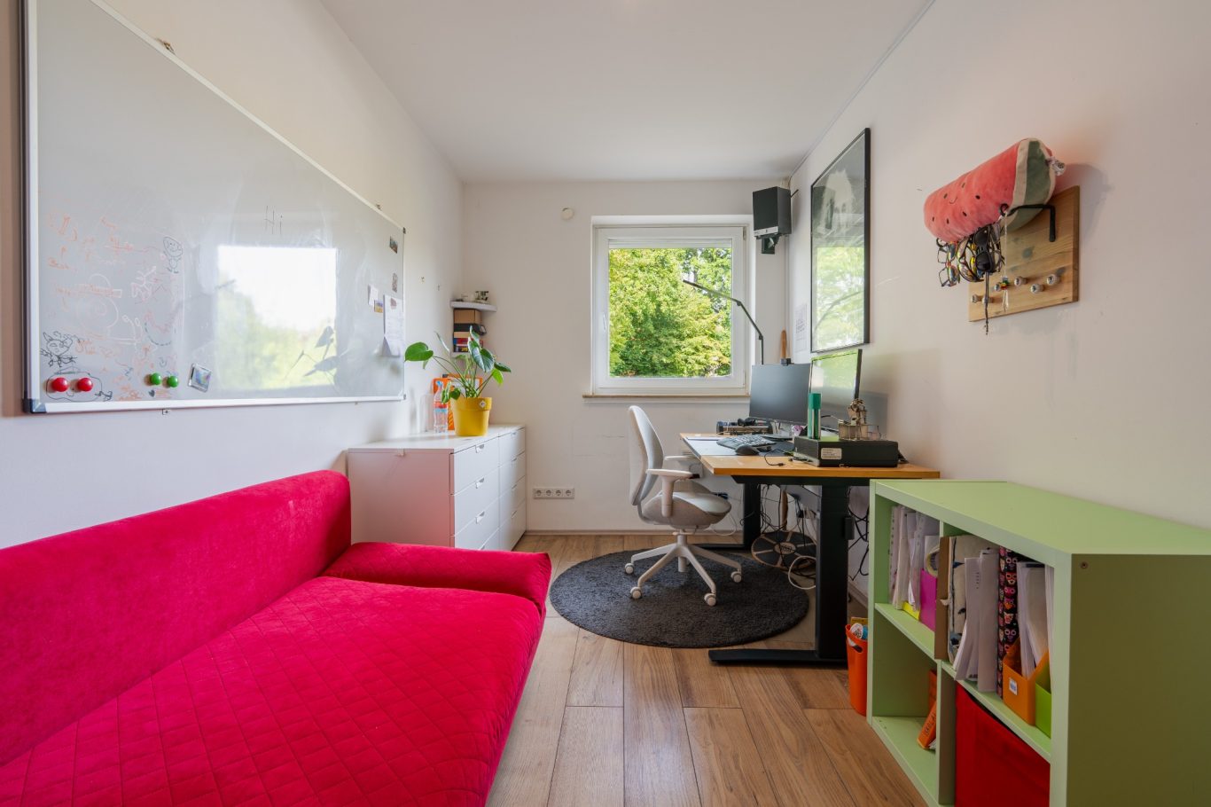 Immobilienfoto eines Arbeitszimmers Foto eines Arbeitszimmers einer verkaufsbereiten Wohnung